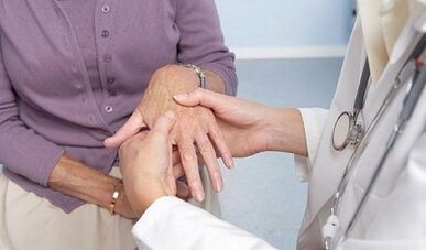 แพทย์ตรวจสอบข้อต่อของมือด้วยโรคข้ออักเสบและโรคข้ออักเสบ
